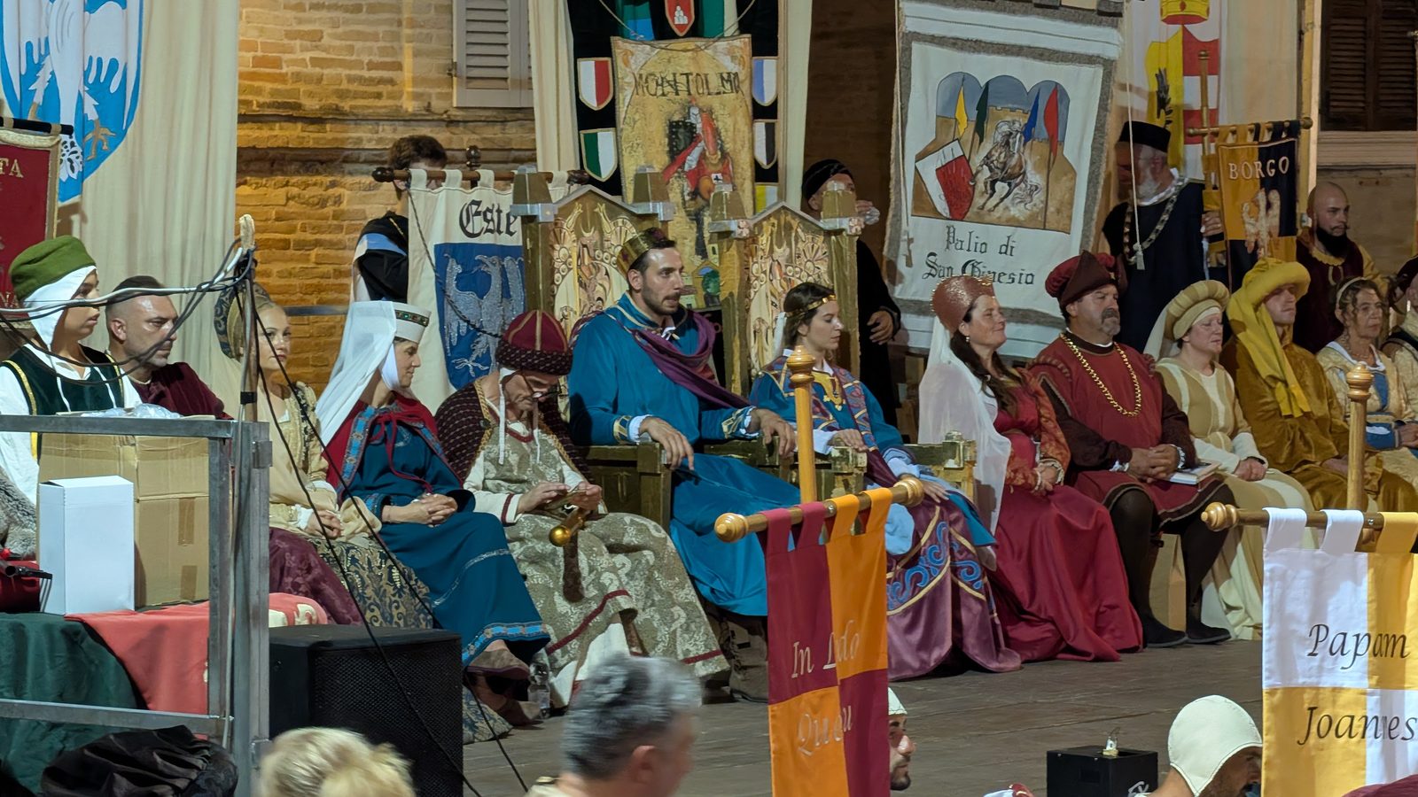 Seated court at I Giorni di Azzolino with the Palio di San Ginesio standard hanging behind, Grottazzolina